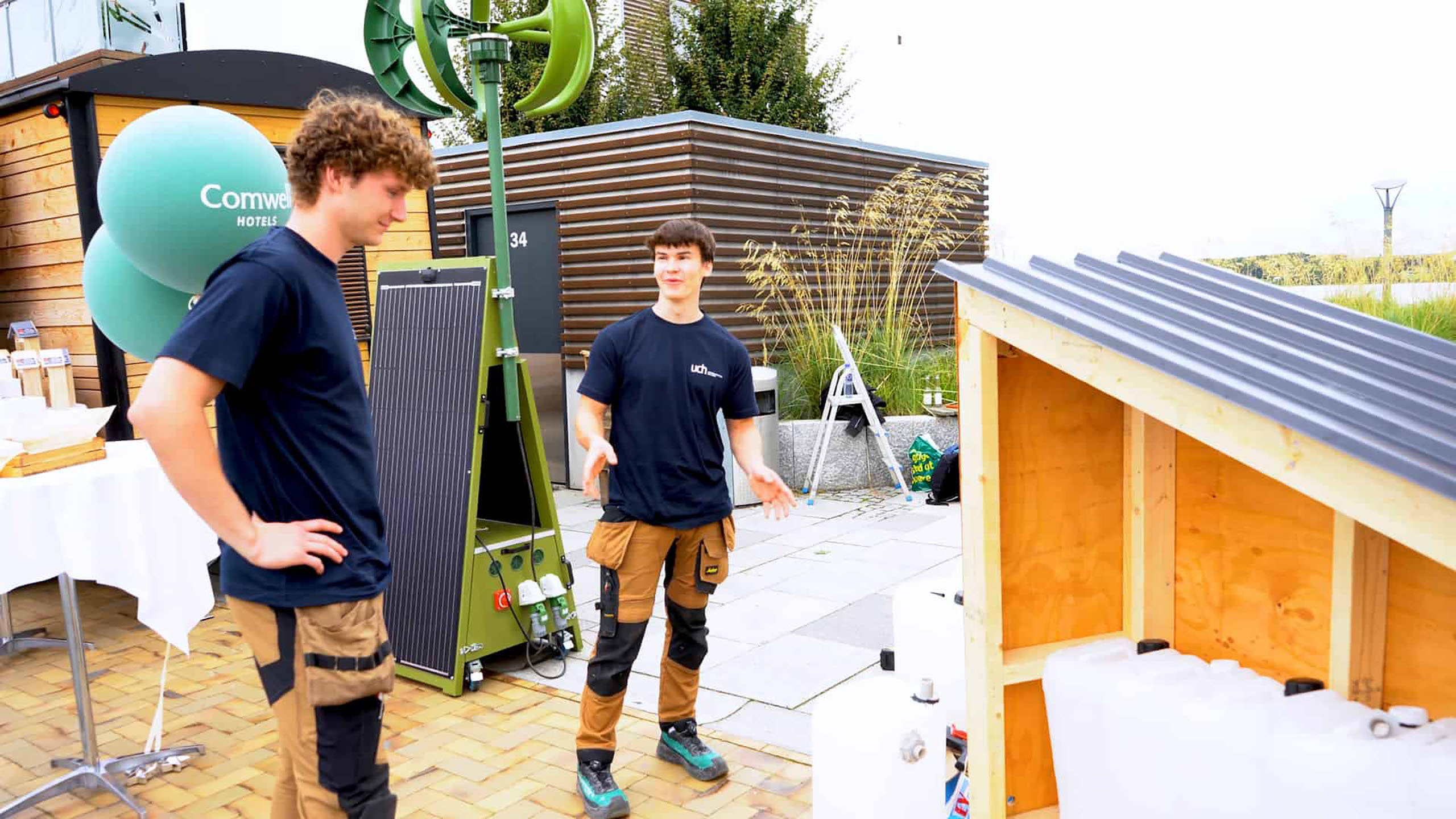 Tømrer elever viser deres toiletbyggeri frem