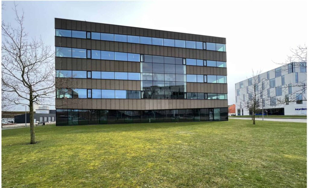 På fotoet kan man se, hvordan Kolding Åpark så før sommeren 2023 inden fik anlægsgartner Lorenz Galsgaard re-designede for til Danica Pensions ejendom, Foto: XXX