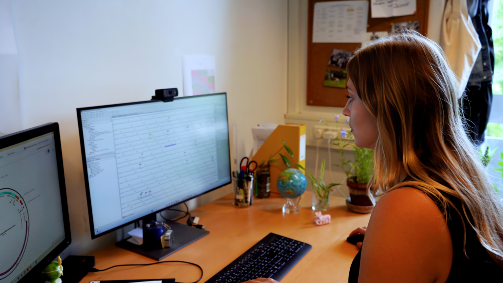 Margrethe Falkenberg analyserer genetiske data på computer i laboratorie med fokus på plante-DNA og CRISPR