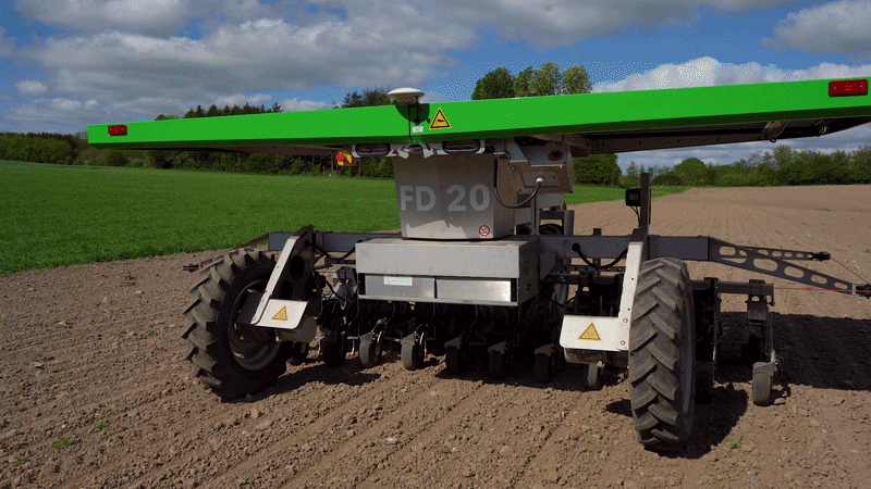 FarmDroid robot arbejder i marken ved Jordbrugets UddannelsesCenter Århus og udfører præcisionssåning og mekanisk ukrudtsbekæmpelse med minimal jordpåvirkning