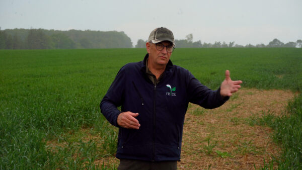 Landmand Søren Ilsøe i mark med pløjefri dyrkning og direkte såning i Sorø