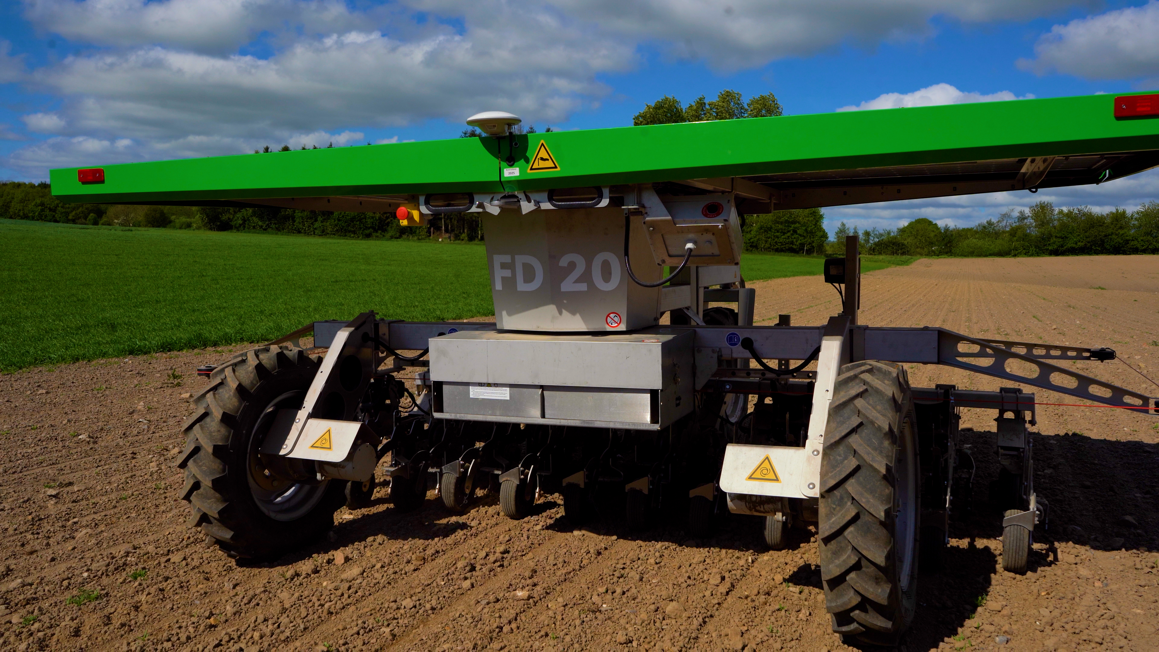 FarmDroid FD20 markrobot arbejder i marken med præcisionssåning og mekanisk ukrudtsbekæmpelse under danske forhold